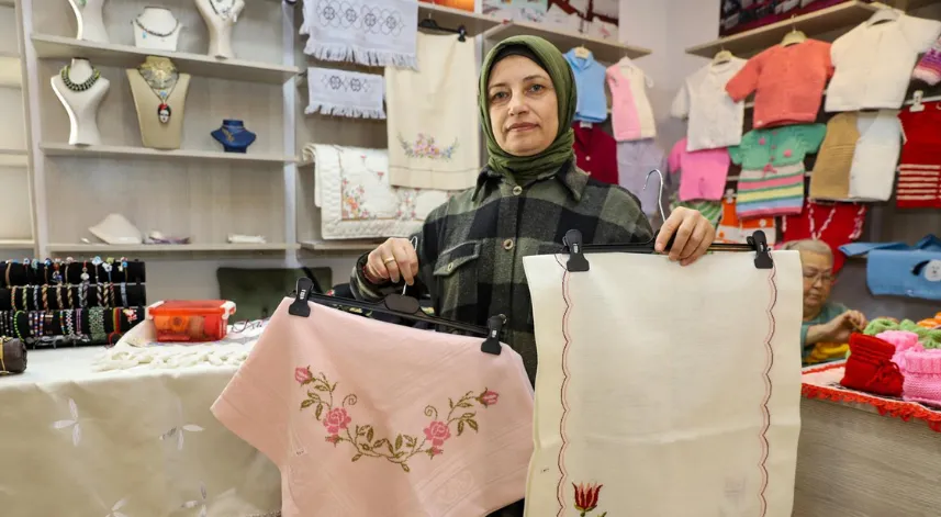 Felçli koluna aldırmadan el işleri yapıp satıyor