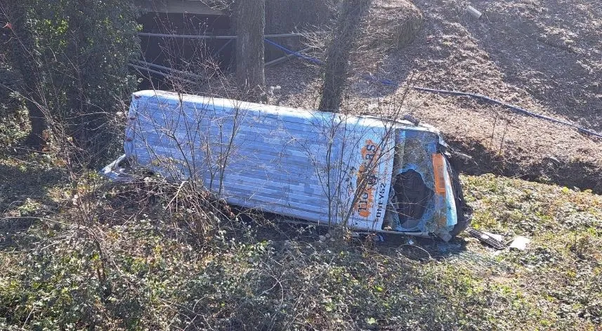 Ordu'da otomobilin servis minibüsüne çarptığı kazada 6'sı çocuk 8 kişi yaralandı