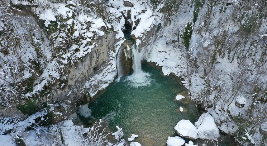 Horma Kanyonu ve Ilıca Şelalesi ziyaretçilerini karlı manzarasıyla karşılıyor