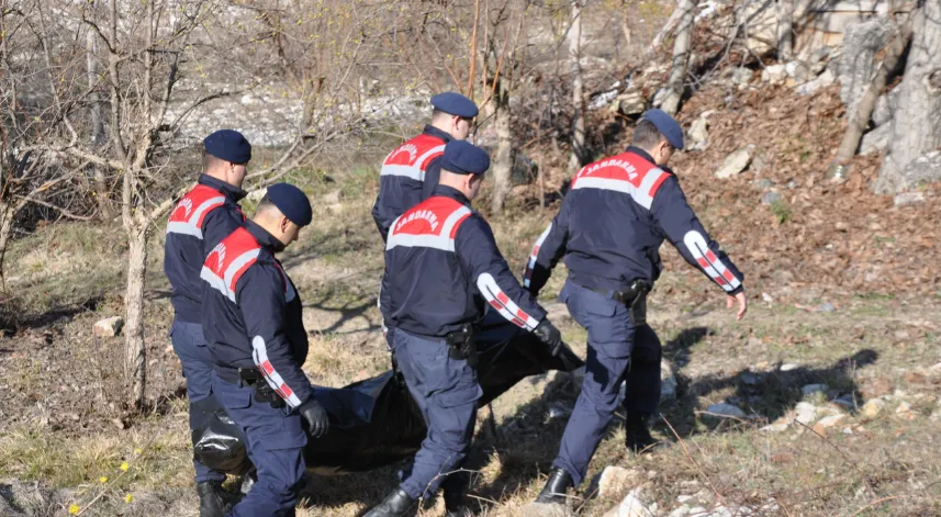 Devrilen hafif ticari araçtaki 1 kişi öldü, 4 kişi yaralandı