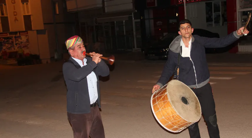 Baba oğul davul zurnayla vatandaşları sahura kaldırıyor