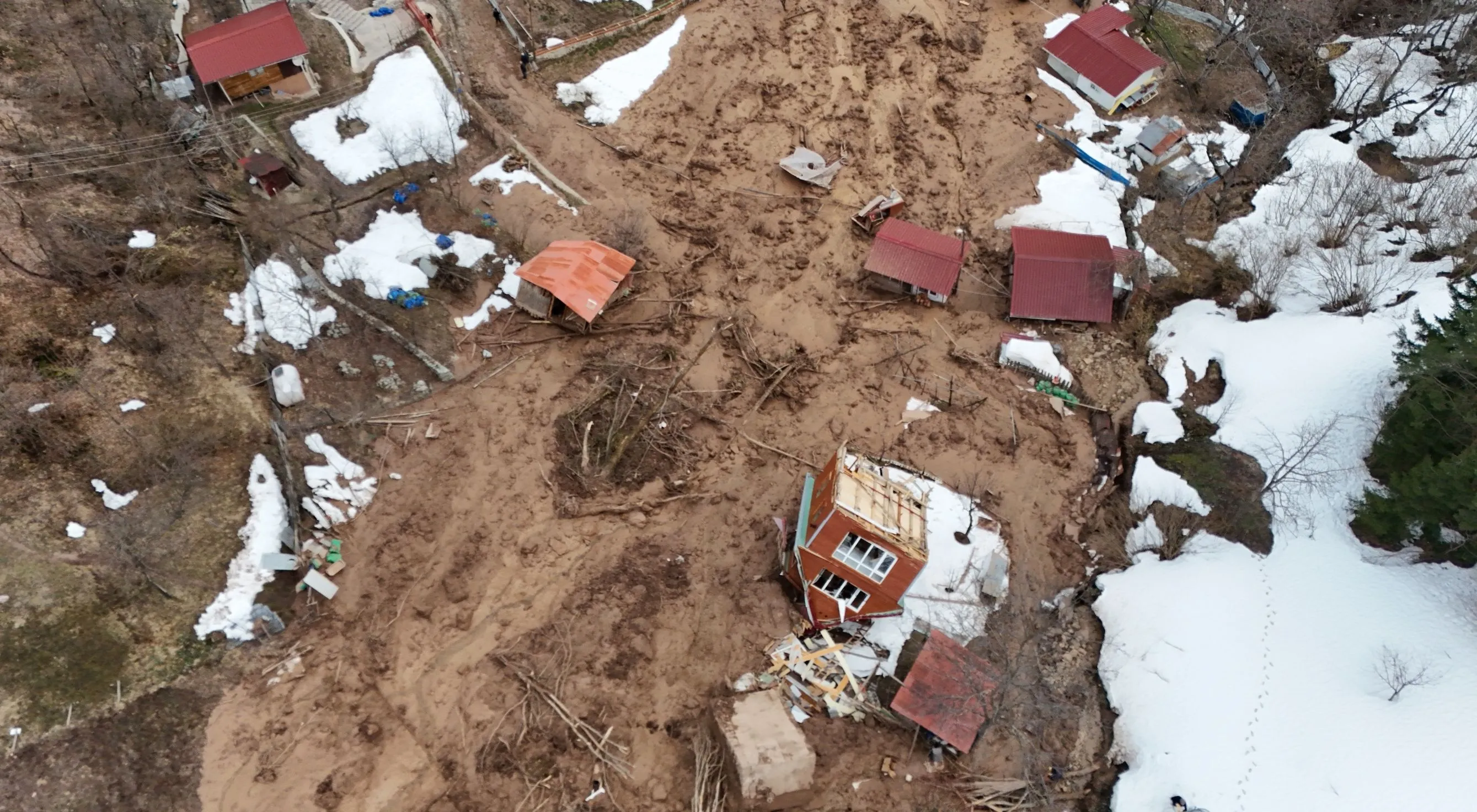 Artvin'de heyelanda 1 ev yıkıldı, 2 ev ağır hasar gördü