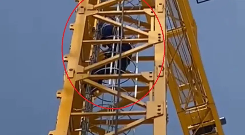 50 metrelik kule vinçte hayat kurtaran operasyon kamerada