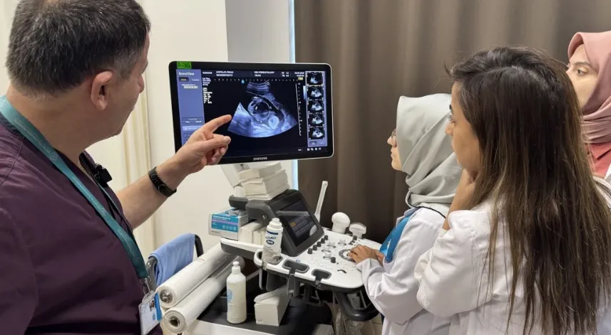 Anne karnındaki 140 gramlık tek yumurta ikizine 