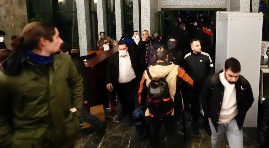 Saraçhane'de izinsiz gösteri yapan grup, camlarını kırdığı İBB binasına girdi