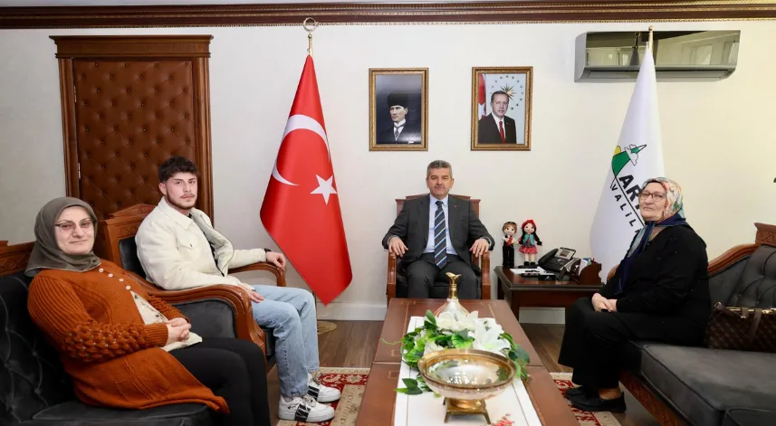Artvin Valisi Ergün, şehit ailesiyle bir araya geldi