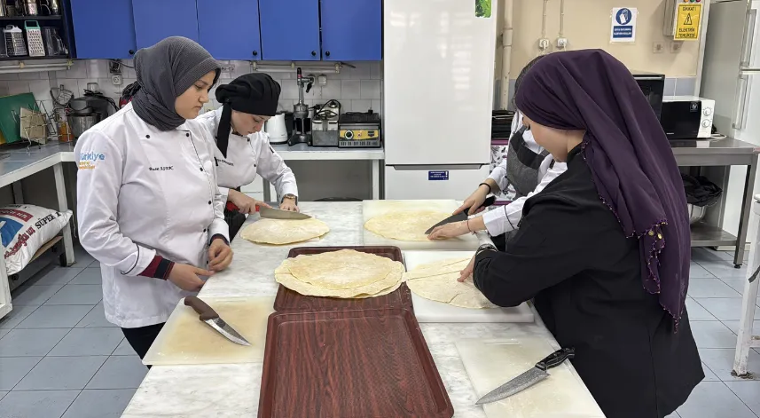 Kız meslek lisesi öğrencileri ramazan kolisi için erişte kesti, kıyafet dikti