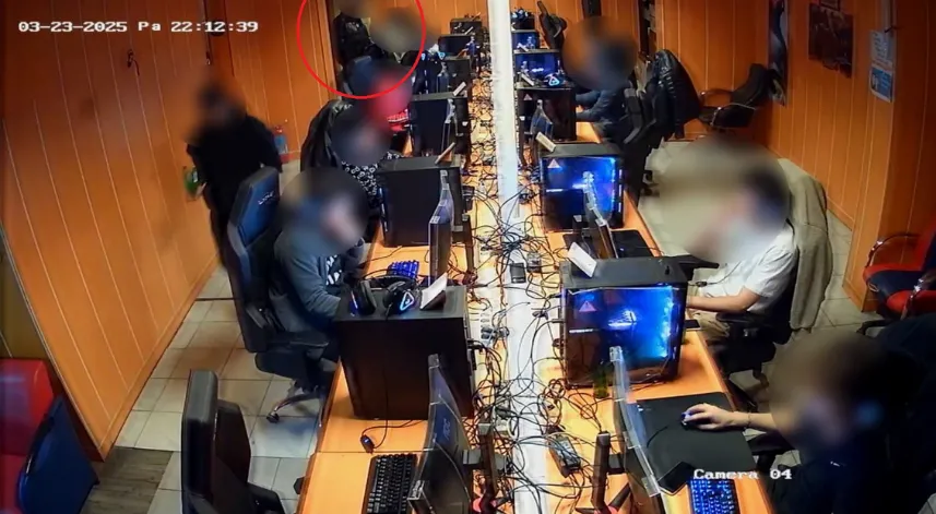 Arkadaşının asılı montundan para çaldı; o anlar kamerada