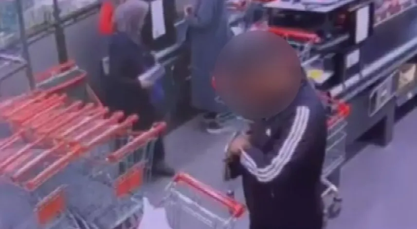 Marketteki kasiyerin cep telefonunu çalan hırsız kamerada
