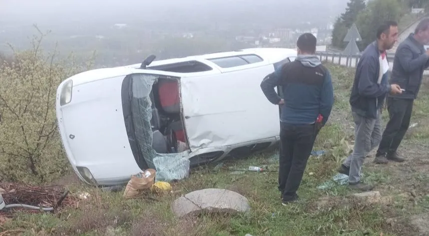 Devrilen otomobildeki 3 kişi yaralandı