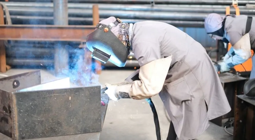 Kadın kaynakçılar metali şekillendirecek