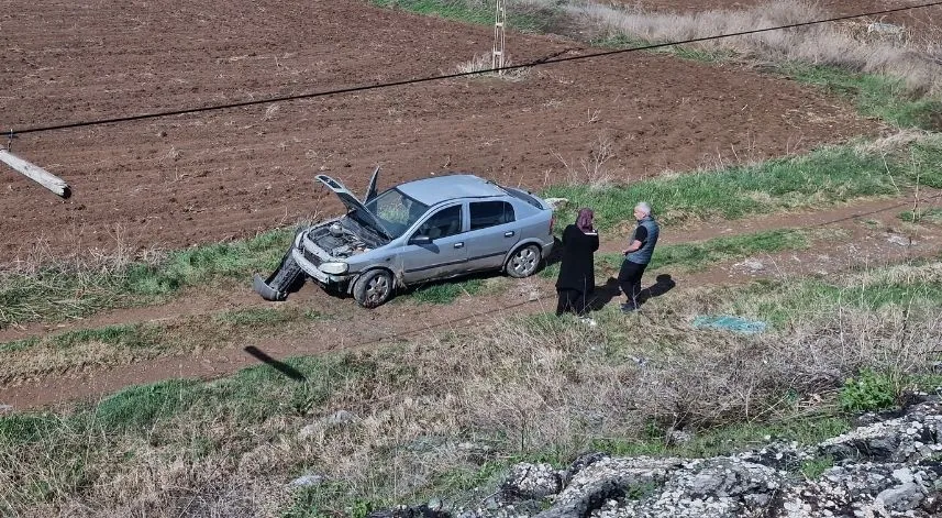 Otomobil şarampole yuvarlandı, araçtakiler burnu bile kanamadan kurtuldu
