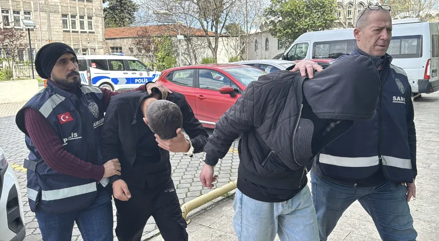 Alacağını istemek için gittiği iş yerinde tüfekle ateş edilen kişi merdivenden düşüp yaralandı