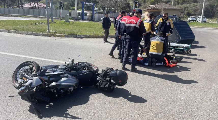 Bolu'da hafif ticari araçla çarpışan motosikletin sürücüsü yaralandı