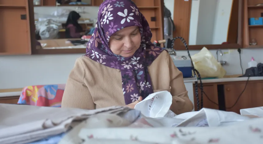 Gümüşhane'de çeyiz sandıklarındaki el işi ürünleri usta ellerde yeniden işleniyor