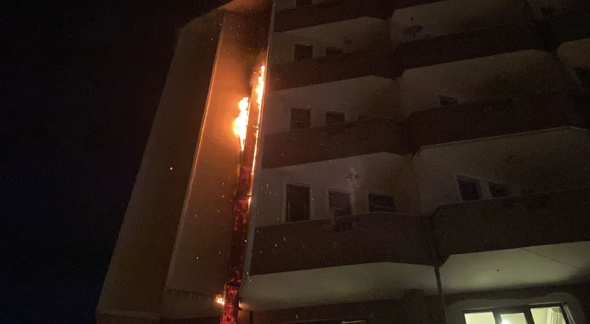 6 katlı binanın giriş katındaki yangın söndürüldü