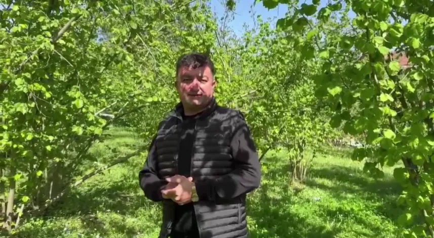 Zirai dondan etkilenen bahçesini videoya çekip ‘Sela’ okudu