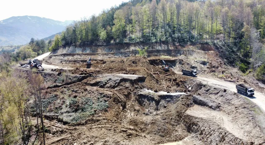 Heyelan nedeniyle kapanan Kastamonu-Çatalzeytin kara yolunda çalışmalar sürüyor