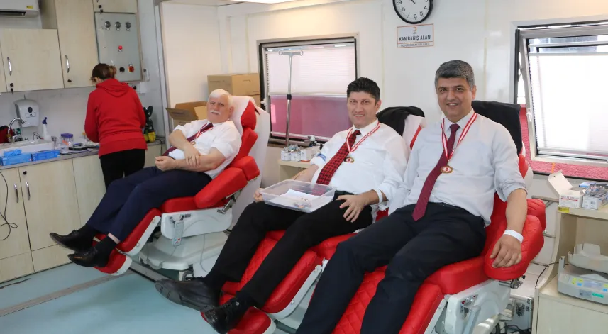 Of'ta öğretmenler ile veliler kan bağışında bulundu