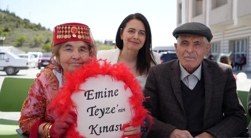 Hiç evlenmeyen 69 yaşındaki Emine ninenin kına gecesi hayali gerçek oldu