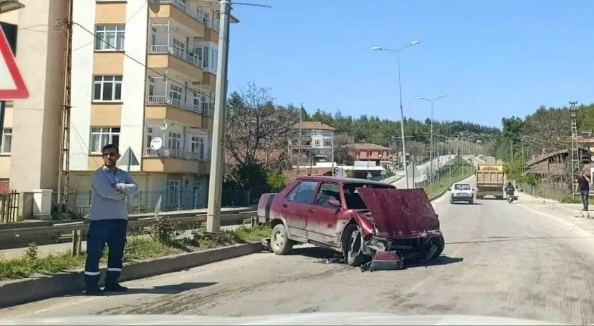 Boyabat’ta refüje çarpan otomobilin sürücüsü yaralandı