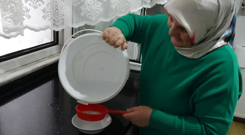 30 yıldır nisan yağmurunu şifa niyetine içiyor /Video ekiyle yeniden