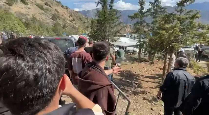  Boğaların güreşi arenanın dışına taştı, izleyiciler tedirginlik yaşadı