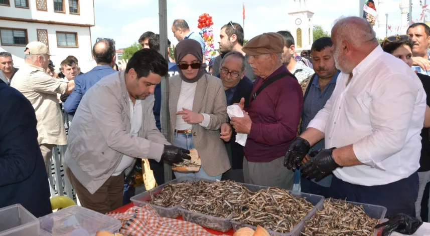 Manisa'daki festivalde 2 ton hamsi dağıtıldı