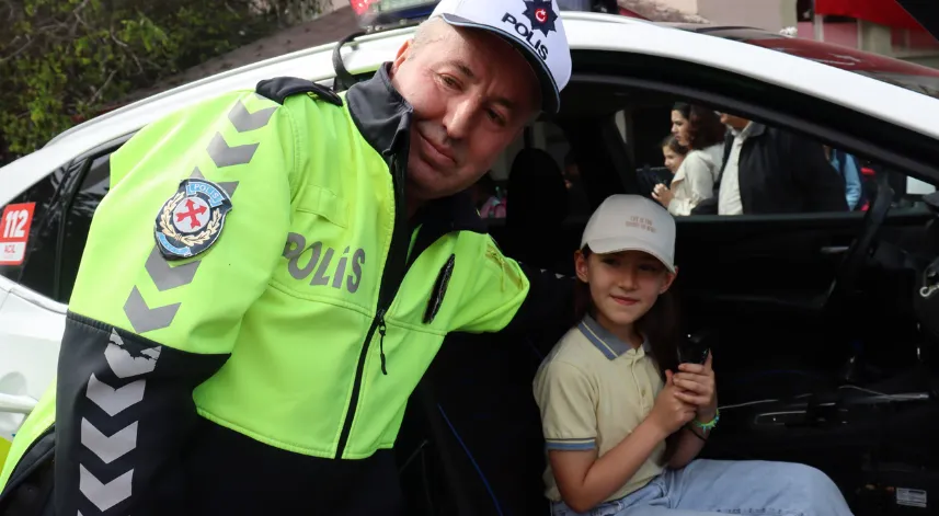 Polisinden öğrencilere anonslu 23 Nisan sürprizi