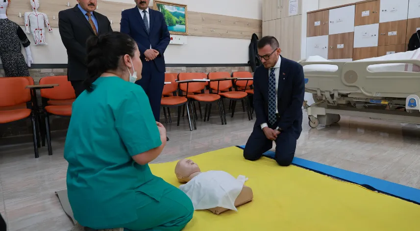 Başkan Yazıcıoğlu, öğrencilerden ilk yardım dersi aldı