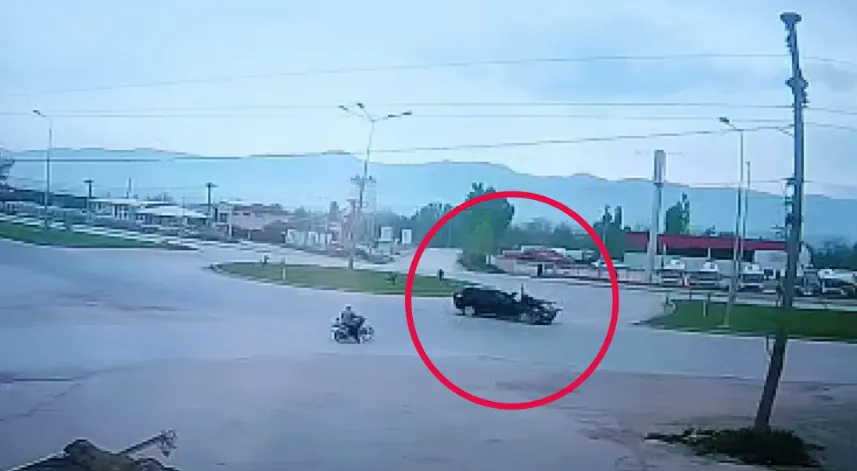 Otomobilin çarptığı motosikletin sürücüsü öldü; kaza kamerada