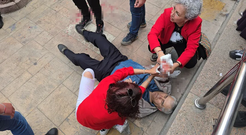 Cadde ortasında husumetlisini bıçakladı