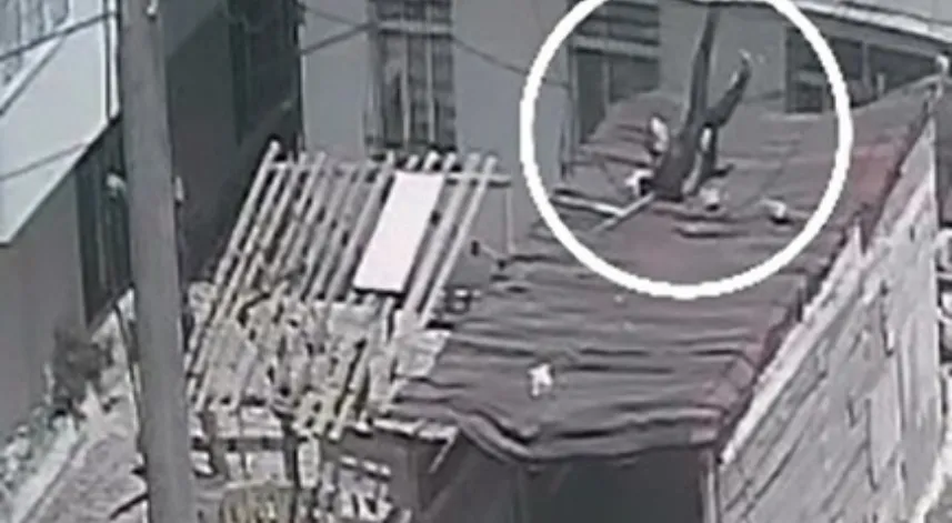 Deprem esnasında evinden garajın üzerine atladı