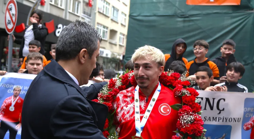 Avrupa Halter Şampiyonu Yusuf Fehmi Genç, coşkuyla karşılandı