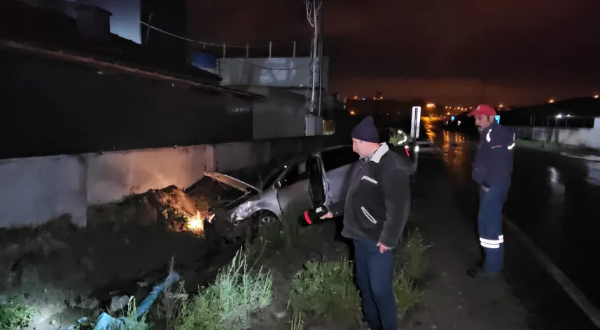 Çorum'da su kanalına devrilen otomobilin sürücüsü yaralandı