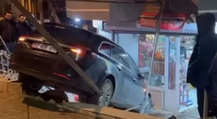 Çarpışan 2 otomobilden 1'i markete girdi