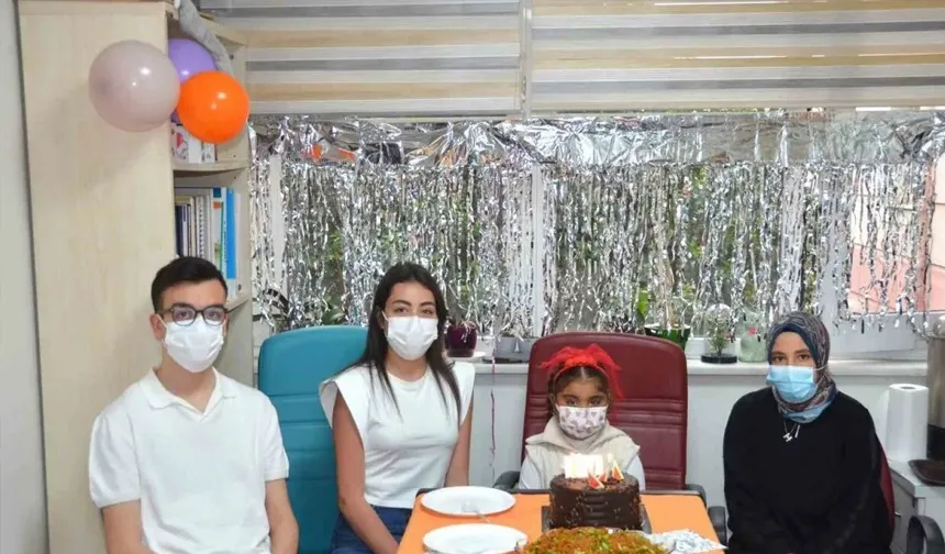 Böbrek nakli olan çocuklar hekimleriyle bir araya geldi