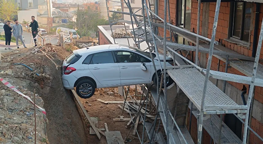 Görenler şaştı kaldı: Otomobilde mahsur kalan 4 kişi kurtarıldı