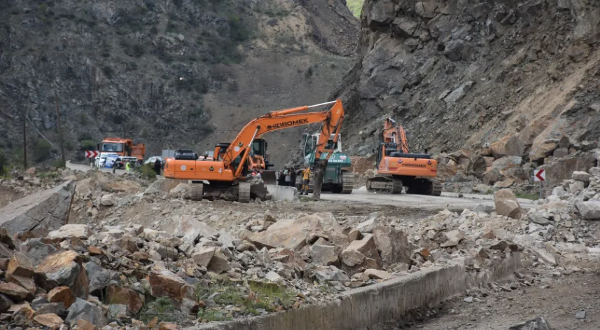 Gümüşhane-Giresun kara yolunun ulaşıma açılması için çalışmalar sürüyor