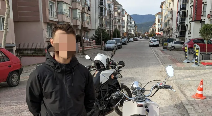 Bolu’da motosiklet plakasını boyayarak değiştiren uyanık sürücü ekiplerin gözünden kaçmadı