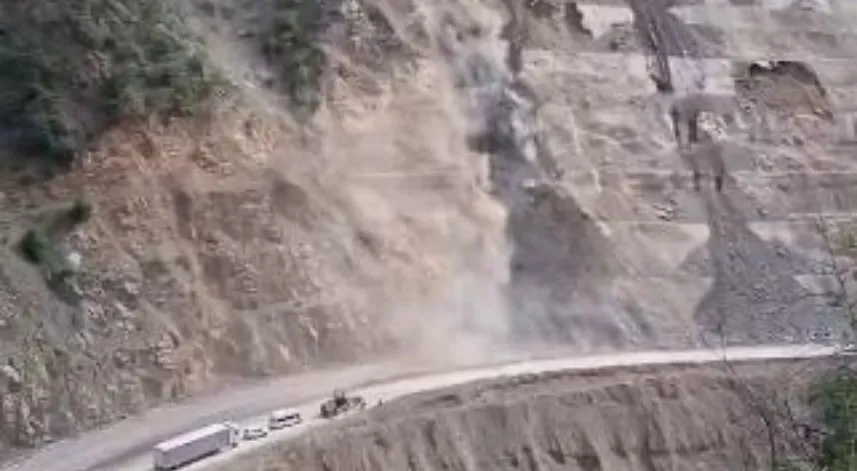 Artvin-Şavşat Karayolu'nda bir günde 3. heyelan: Yol ulaşıma kapandı