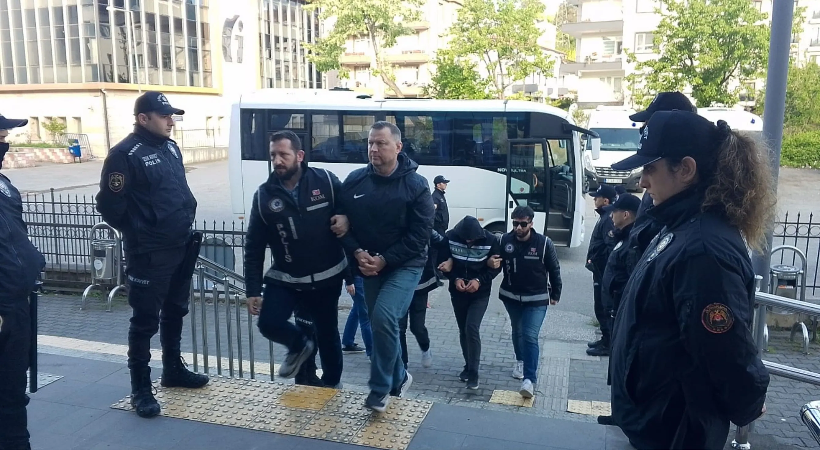 Zonguldak'ta kaçak silah imalatı ve ticareti operasyonunda yakalanan 7 zanlı adliyede