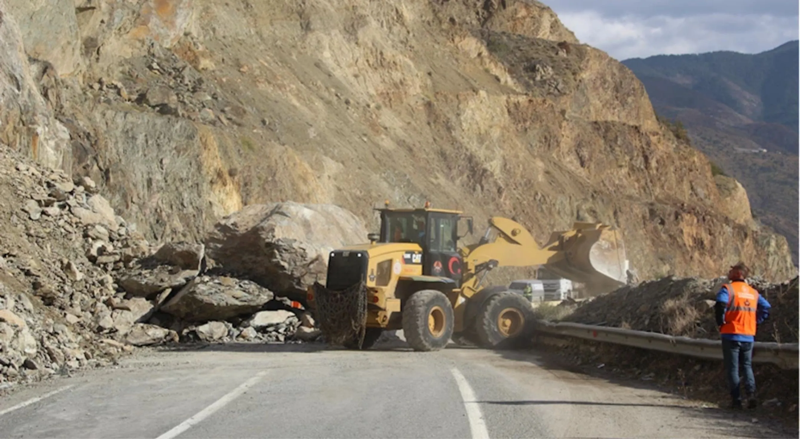 Artvin-Ardahan kara yolu tek şeritten ulaşıma açıldı