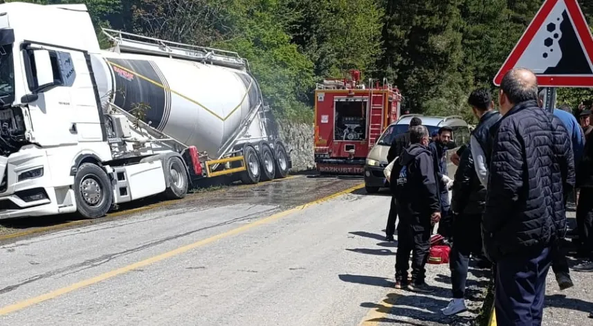 Freni boşalan beton mikseri, istinat duvarına çarparak durdu: 1 yaralı