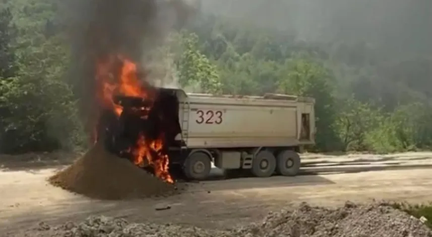 Sinop'ta alev alan hafriyat kamyonu kullanılamaz hale geldi