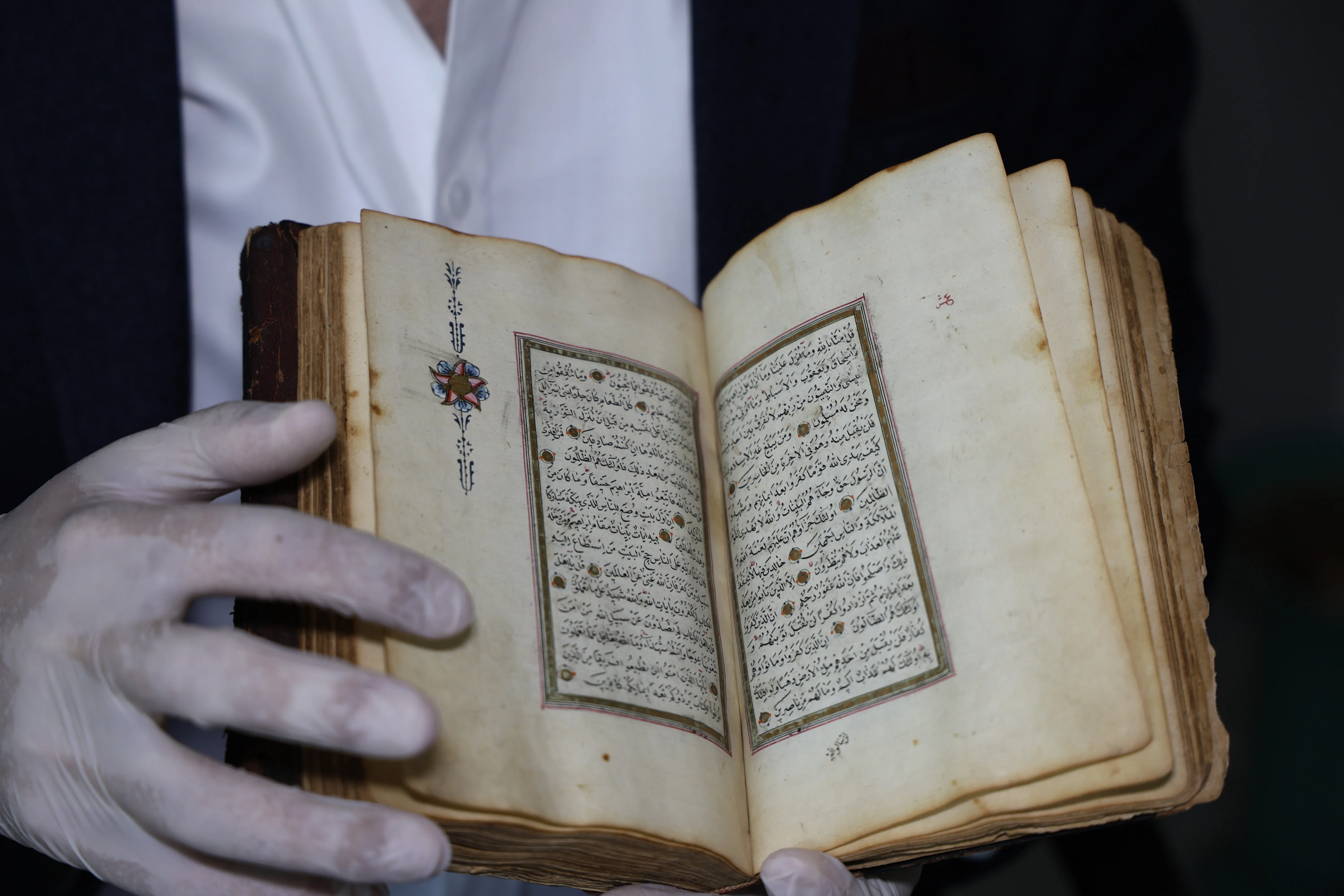 200 yıllık altın tezhipli Kur'an-ı Kerim'i Cumhurbaşkanı'na hediye etmek istiyor