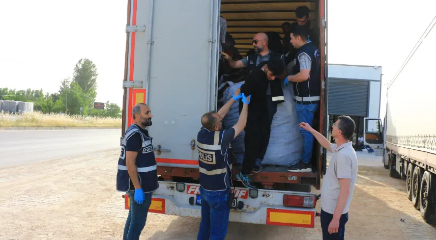 Tokat'ta durdurulan TIR'da 17 kaçak göçmen yakalandı; 2 gözaltı