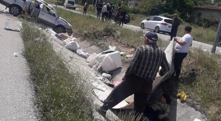 Trafik kazası sonrası yaralıyı üzerine battaniye tutarak güneşten korudular