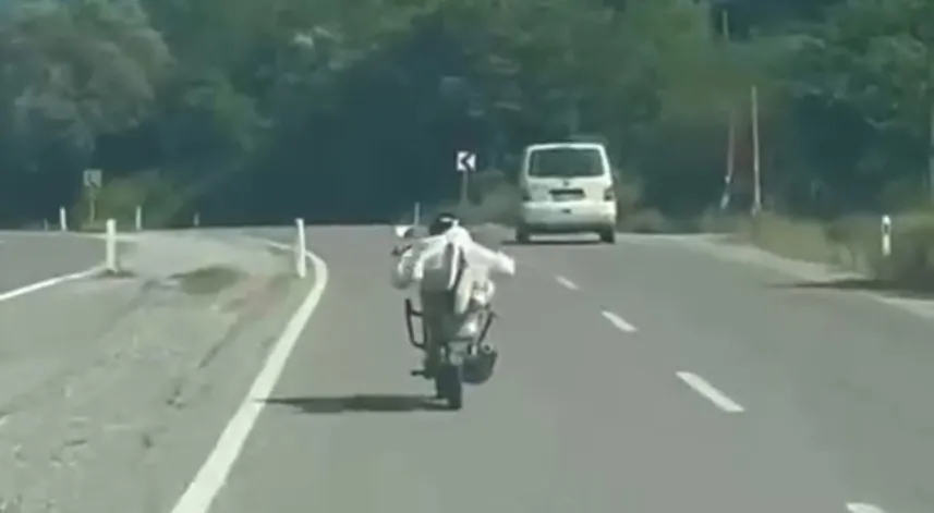 Motosikletlinin tehlikeli sürüşü kamerada