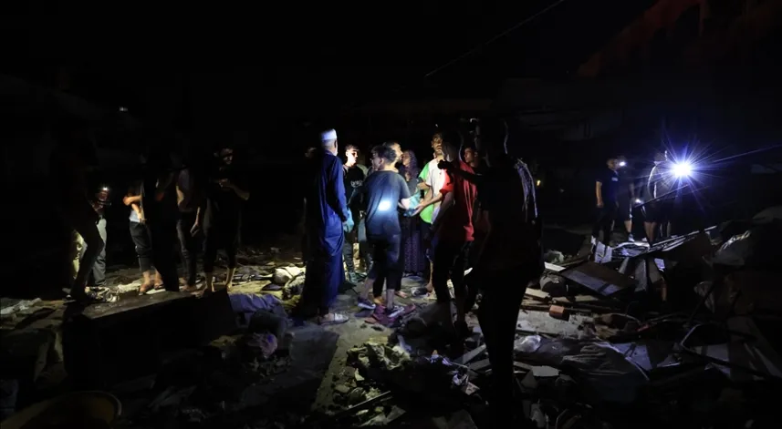 İsrail’in Gazze'de Filistinlilerin sığındığı okula düzenlediği hava saldırısında onlarca kişi hayatı